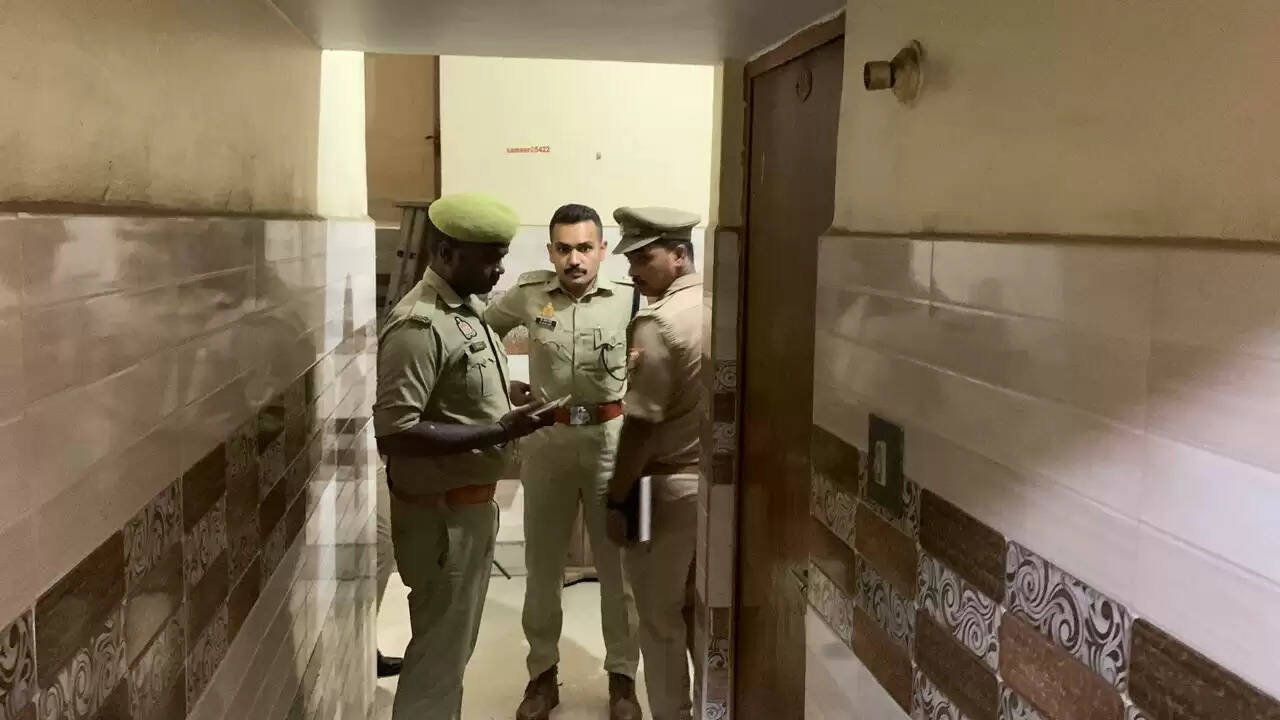 वाराणसी : गेस्ट हाउस में किशोर ने फांसी लगाकर दी जान, छानबीन में जुटी पुलिस&nbsp;