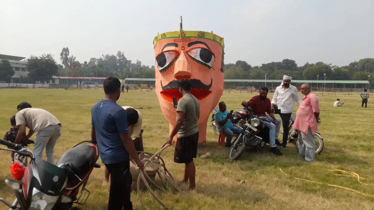 कल शाम बरेका में जलेगा 75 फीट ऊंचा रावण, मुस्लिम कारीगर अंतिम चरण की तैयारी में लगे