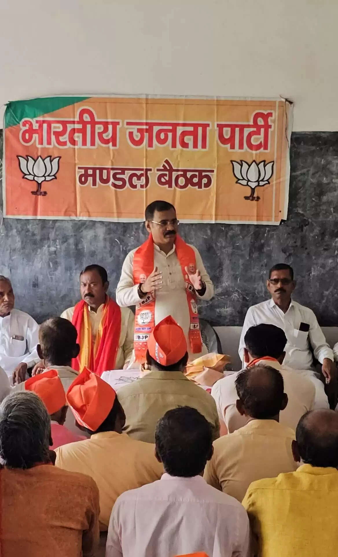  प्रधानमंत्री नरेंद्र मोदी के 2 अगस्त को वाराणसी दौरे को लेकर भारतीय जनता पार्टी (भाजपा) ने अपनी तैयारियां तेज कर दी हैं। पार्टी के कार्यकर्ता जिले और महानगर के विभिन्न मंडलों में बैठकें आयोजित कर कार्यक्रम की सफलता सुनिश्चित करने में जुटे हैं। इस दौरान पीएम मोदी सेवापुरी विधानसभा के बनौली (कलिकाधाम) में एक विशाल जनसभा को संबोधित करेंगे और विकास परियोजनाओं की सौगात देंगे।