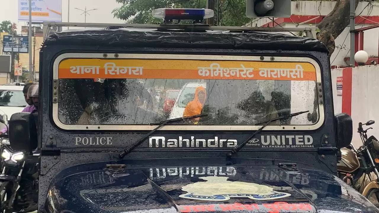 वाराणसी। सिगरा थाना क्षेत्र अंतर्गत रोडवेज के पास अवैध देहव्यापार के खिलाफ महिला पुलिस ने रविवार को बड़ी कार्रवाई की। मुखबिर की सूचना पर मौके पर पहुंची पुलिस टीम ने सड़क किनारे देहव्यापार कर रही तीन महिलाओं को गिरफ्तार किया।