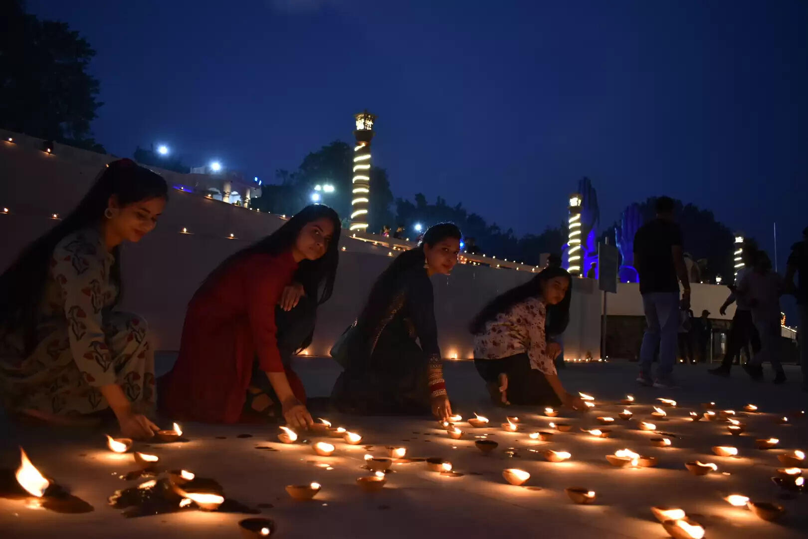 कार्तिक पूर्णिमा पर काशी के 84 घाट 15 लाख दीपों की रोशनी से जगमगा उठेंगे। मंडलायुक्त एस राजलिंगम ने इस बात की जानकारी देते हुए बताया कि विगत वर्षों की भांति इस वर्ष भी देव दीपावली का महापर्व काशी में उत्साह और उमंग के साथ मनाया जाएगा। इसे लेकर तैयारियों को अंतिम रूप दिया जा रहा है।