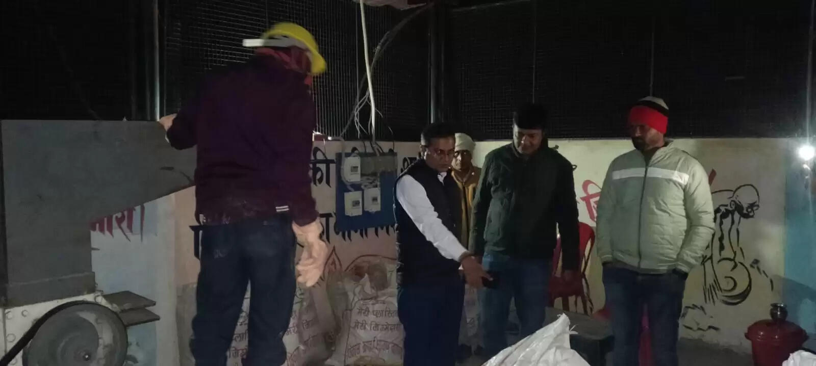 विकास खंड चिरईगांव के ग्राम पंचायत बर्थराकला में बने प्लास्टिक वेस्ट मैनेजमेंट यूनिट का बुधवार को जिला पंचायत राज अधिकारी आदर्श ने निरीक्षण किया। निरीक्षण के दौरान यूनिट चालू हालत में मिली और प्लास्टिक काटने का कार्य भी होते पाया गया। डीपीआरओ ने मौके पर मौजूद एडीओ पंचायत चिरईगांव को आवश्यक दिशा-निर्देश दिए।