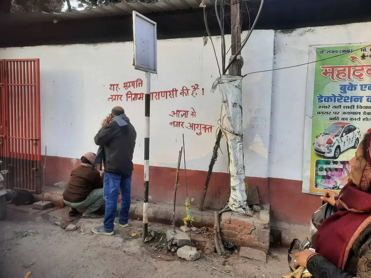 नगर निगम ने बुधवार को अवैध कब्जेदारों के खिलाफ सख्त रुख अपनाते हुए मलदहिया (इंग्लिशिया लाइन) स्थित किसान फूल मंडी के पास करोड़ों की भूमि पर अपना वैधानिक कब्जा ले लिया। यह भूमि रक्षा सम्पदा विभाग के स्वामित्व में है, जिसका प्रबंधन विधिवत रूप से नगर निगम के अधीन है। नगर आयुक्त हिमांशु नागपाल के निर्देश पर निगम की टीम ने मौके पर पहुंचकर अवैध कब्जा हटाया और अनधिकृत रूप से बनी दुकानों को सील कर दिया।