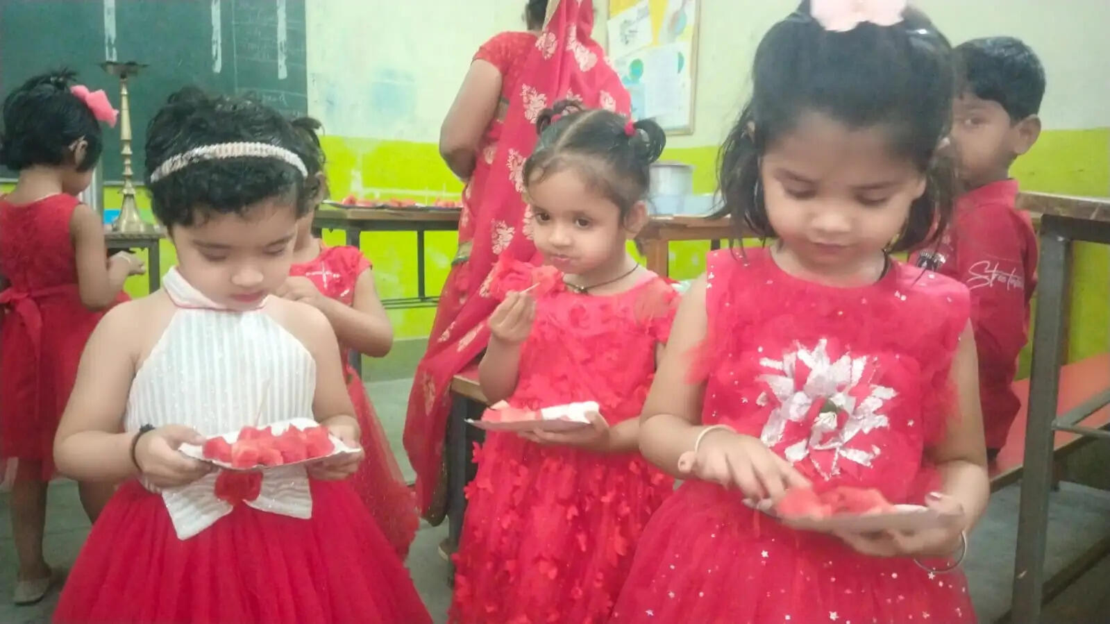 नवनीता कुंअर पब्लिक स्कूल में रेड डे का आयोजन, बच्चों को बताया लाग रंग का महत्व