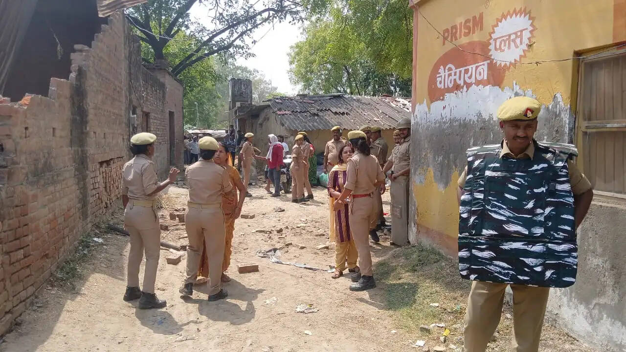 अवलेशपुर में गरजा बुलडोजर, अतिक्रमण हटाने पहुंची टीम तो महिलाओं ने मिठाई-पानी देकर जताया विरोध