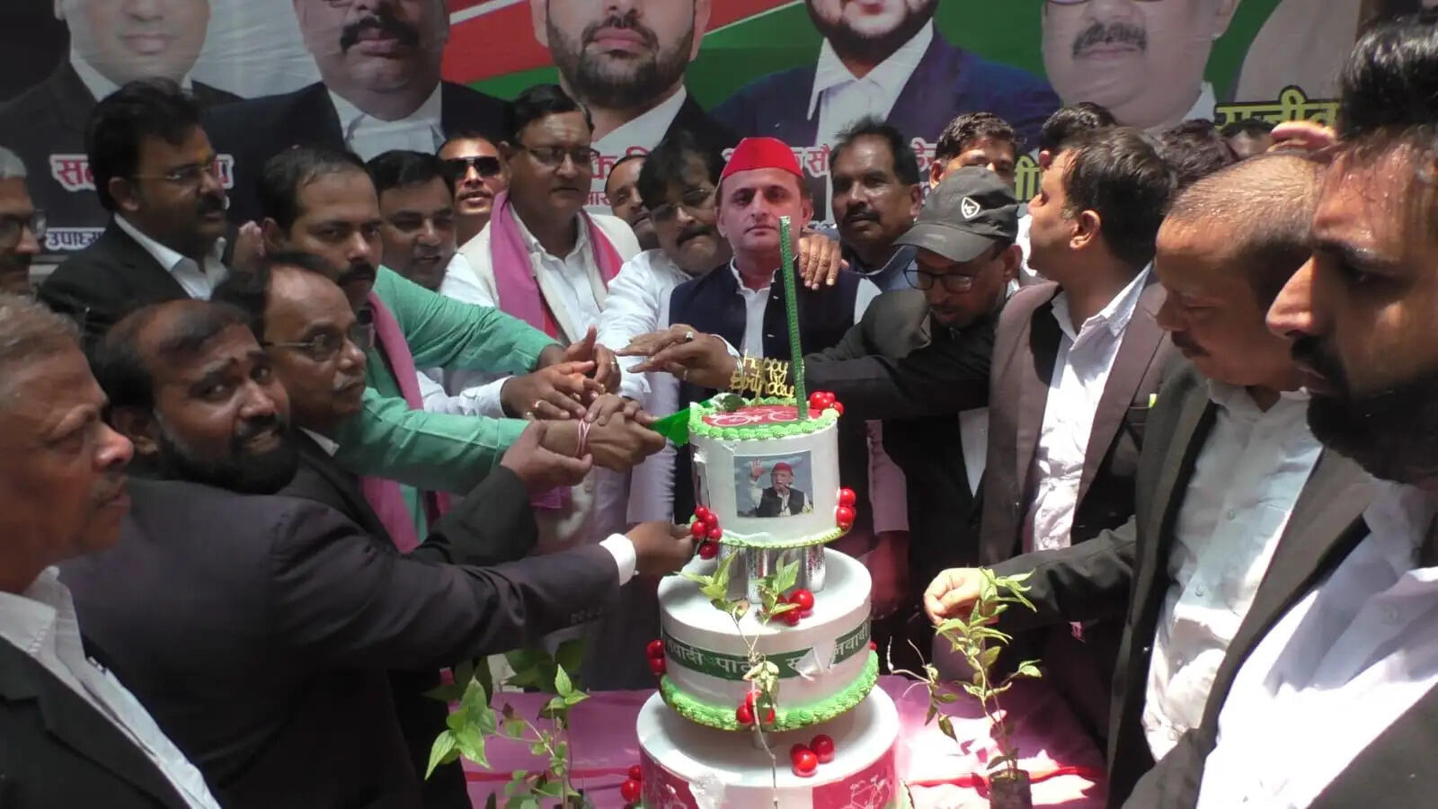 वाराणसी कचहरी में धूमधाम से मनाया गया अखिलेश यादव का 53वां जन्मदिन, 53 किलो का केक काटा और 53 पौधे लगाए