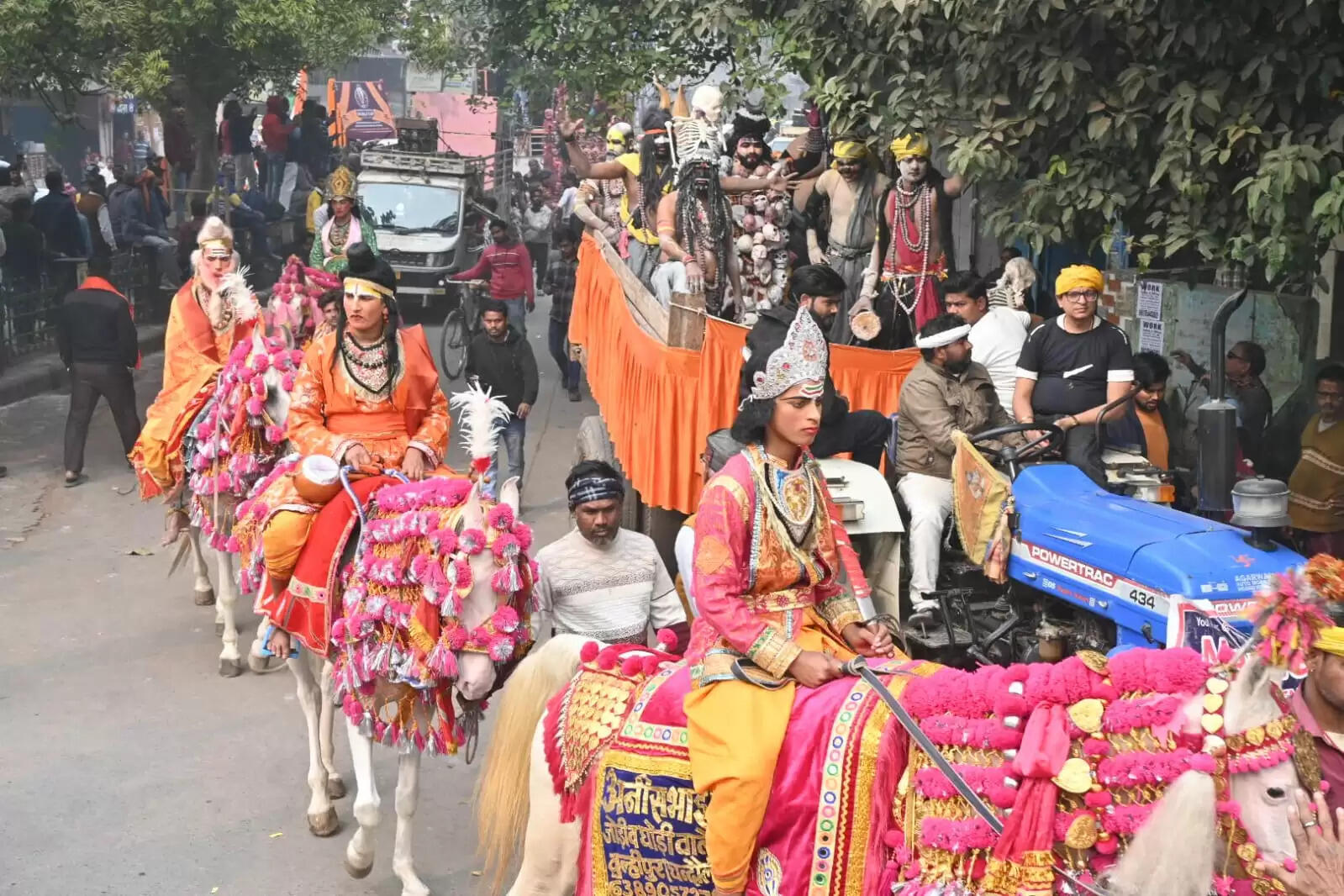 श्री काशी विश्वनाथ धाम की चौथी वर्षगांठ के अवसर पर शिव बारात समिति की ओर से शनिवार को भव्य शोभायात्रा का आयोजन किया गया। शोभायात्रा मैदागिन से प्रारंभ होकर दशाश्वमेध घाट तक निकाली गई, जिसमें शिवभक्तों की भारी भीड़ उमड़ी। डमरू-नगाड़ों की गूंज, हर-हर महादेव के जयघोष और आकर्षक झांकियों ने पूरे मार्ग को भक्तिमय वातावरण से सराबोर कर दिया।