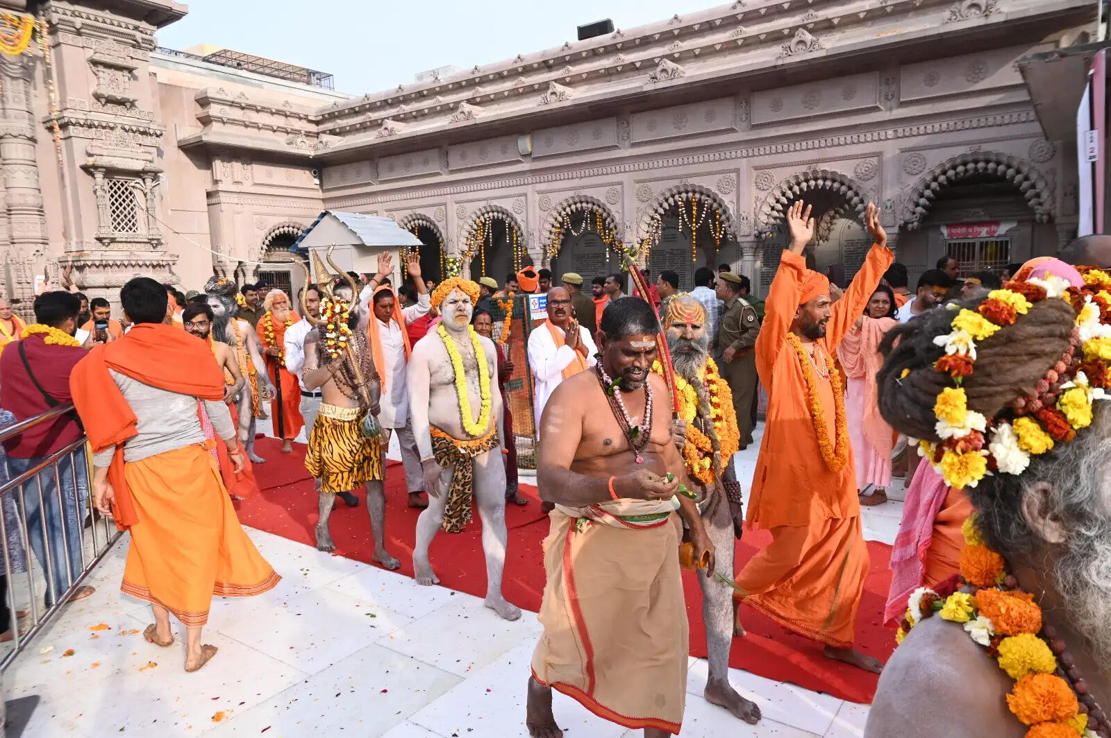 तन पर भस्म रमाई, हाथों में गदा, त्रिशूल और तलवार लेकर नागा साधुओं ने काशी में निकाली पेशवाई, हर-हर महादेव के उद्घोष से गूंजी बाबा विश्वनाथ की अंगनाई