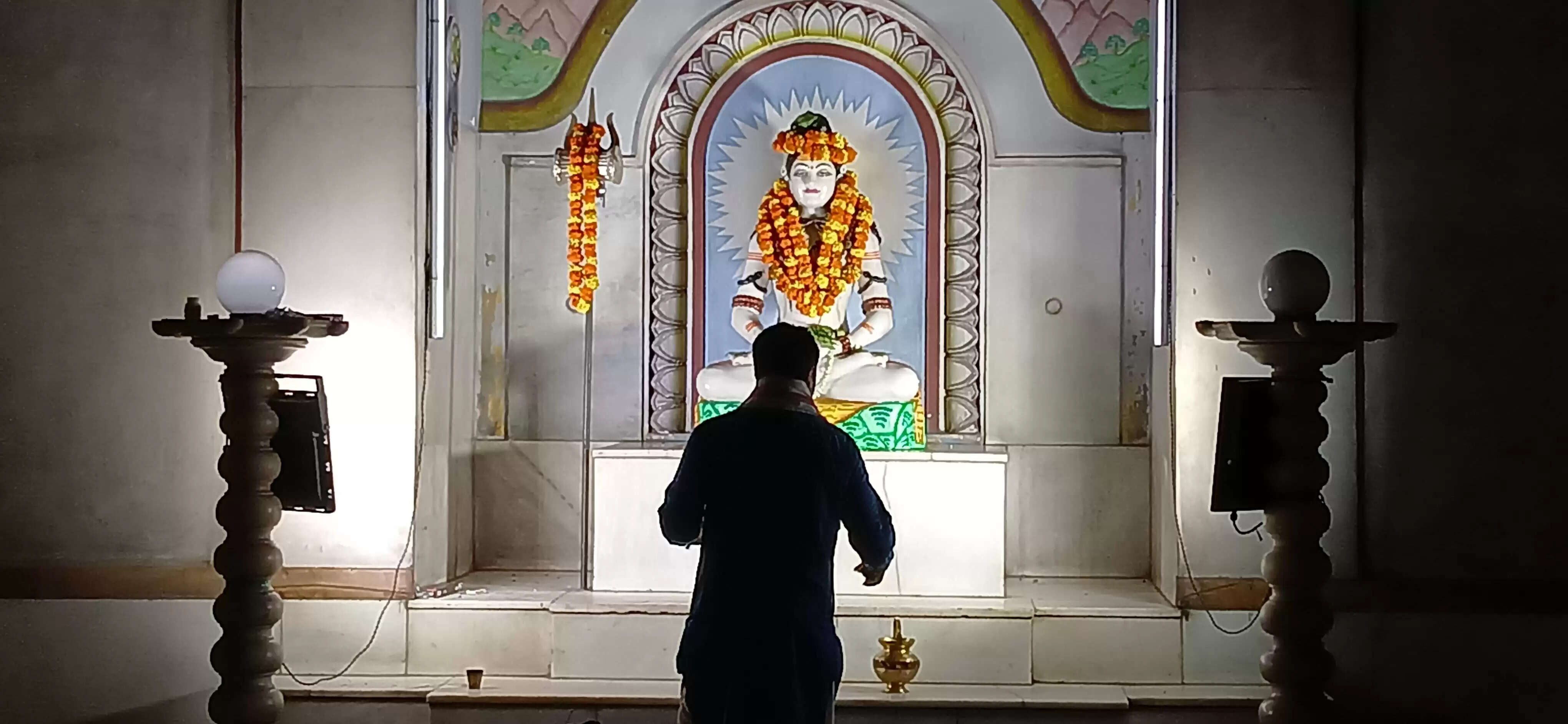 सावन 2025 का आखिरी सोमवार बाबा विश्वनाथ की नगरी काशी में भक्ति और आस्था के अनुपम रंग में रंगा रहा। काशी हिंदू विश्वविद्यालय स्थित श्री काशी विश्वनाथ मंदिर में भोर में मंगला आरती के साथ दर्शन और जलाभिषेक की शुरुआत हुई। बाबा भोलेनाथ के प्रिय माह सावन के इस विशेष दिन मंदिर में देश-विदेश से आए लाखों श्रद्धालुओं का सैलाब उमड़ पड़ा। मंदिर परिसर को भव्य और सुंदर ढंग से सजाया गया, और बाबा का रुद्राक्ष श्रृंगार उनके अलौकिक स्वरूप को और भी मनमोहक बना रहा था।