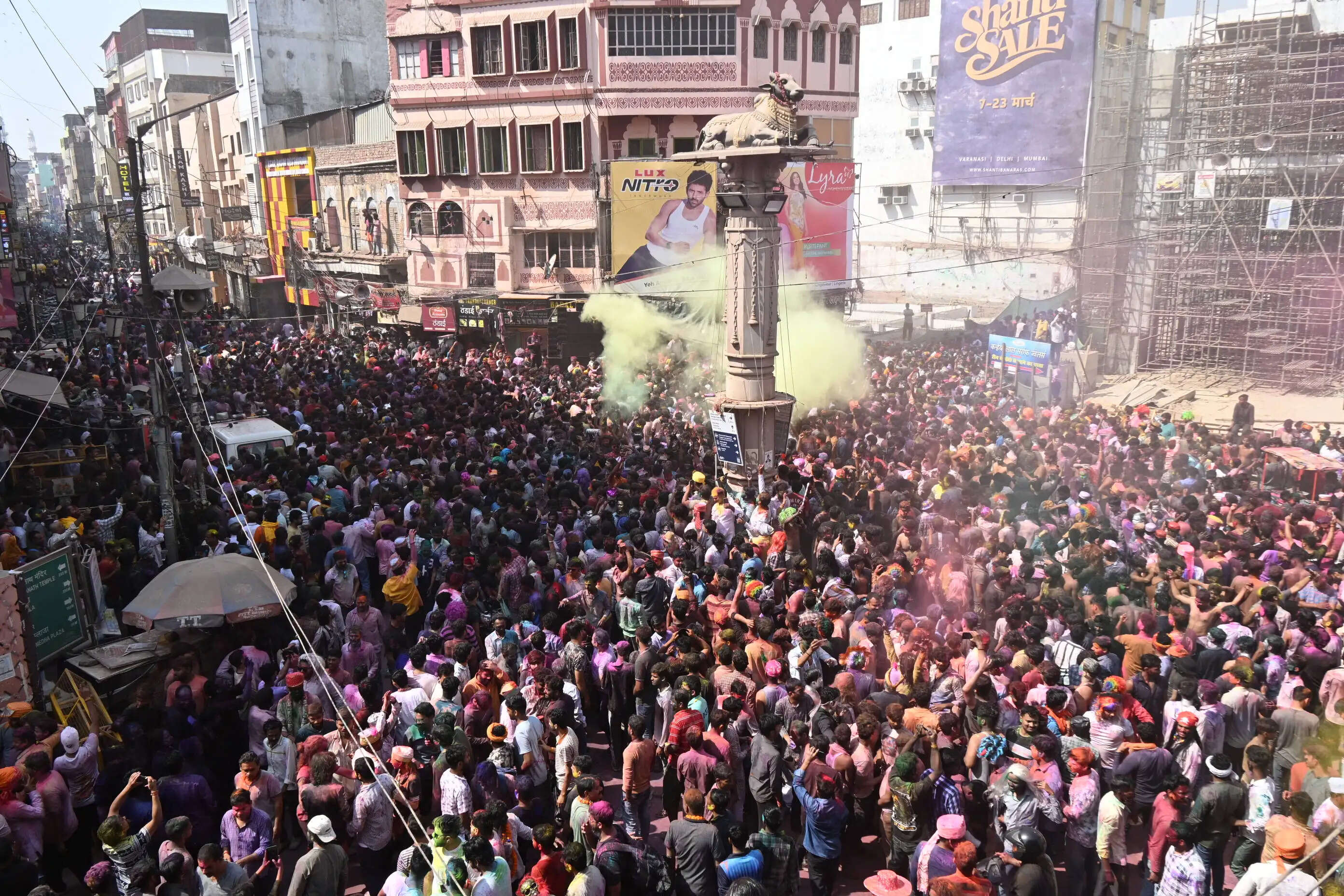 होली के रंग में रंगी काशी, जमकर उड़े रंग-गुलाल, तस्वीरों में दिखा गलियों से घाटों तक उल्सास...