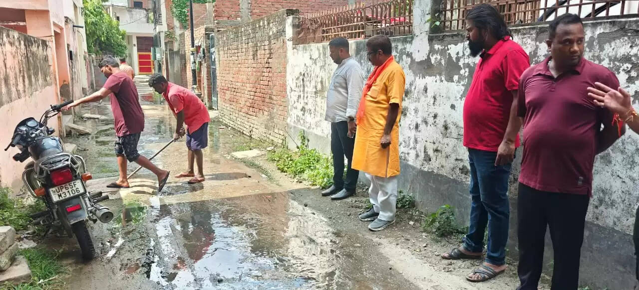 ध्वनि प्रदूषण विनियमन व नियंत्रण नियम -2000 के मुताबिक ध्वनि के स्तर को नियंत्रित करने की जिम्मेदारी पुलिस विभाग की होगी. कानूनी विशेषज्ञों के मुताबिक आवासीय इलाकों में पावरलूम व अन्य प्रकार का शोर केवल इसलिए हो रहा है क्योंकि पुलिस विभाग को अपनी ताकत और जिम्मेदारियां का पता नहीं है. पुलिस विभाग के पुलिस उप अधीक्षक या इससे ऊपर के अधिकारी को यह कानूनी शक्ति दी गई है कि वह आवासीय इलाके में चल रहे किसी भी शादी-विवाह या धार्मिक कार्यक्रम के शोर पर स्वतः संज्ञान लेकर एक्शन ले सकते हैं, साथ ही कल कारखाने अथवा पावरलूम के शोर पर SUO MOTTO, स्वतः संज्ञान लेते हुए 15 दिन की नोटिस दे सकते हैं कि या तो पावरलूम कारखाने को साउंड प्रूफ करा लें और  साउंड प्रूफ मशीन लगवाएं. नोटिस में साफ लिखा जाए कि अन्यथा की स्थिति में ऐसे कारखाने को सील करके पर्यावरण संरक्षण अधिनियम 1986 के तहत मुकदमा भी दर्ज किया जायेगा. फिर भी शोर करने वालों पर मुकदमा करके सभी मीडिया में प्रकाशित कराया जाये, क्योंकि भय बिनु होये न प्रीत.  https://cpcb.nic.in/noise-pollution/