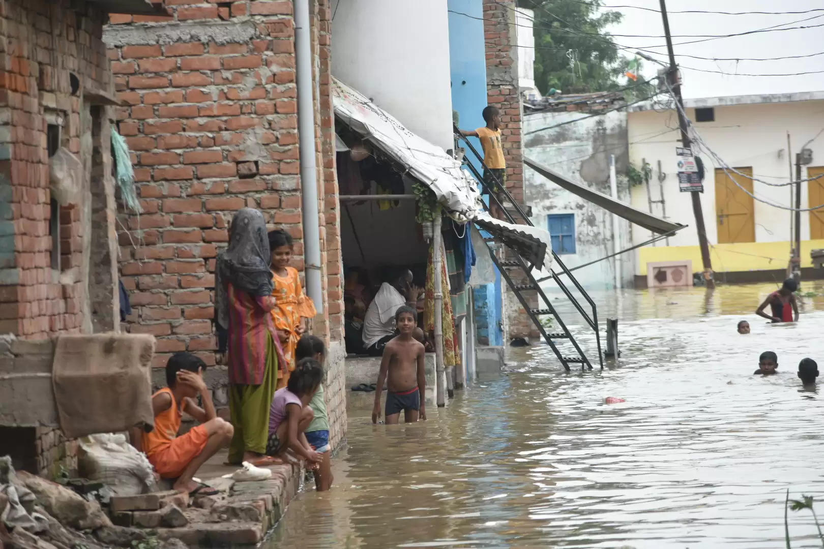 गंगा के साथ ही वरूणा में भी उफान, आसपास के मोहल्ले जलमग्न, लोग पलायन को मजबूर, तस्वीरों के देखिये हालात 