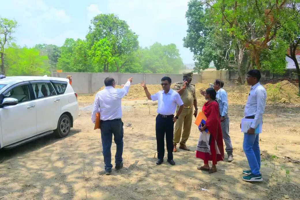 वाराणसी में पुलिस कर्मियों के लिए निर्माणाधीन 192 आवासों और थाना लालपुर पाण्डेयपुर का निरीक्षण