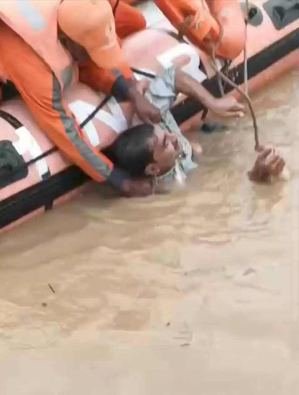 वाराणसी: एनडीआरएफ की सतर्कता और बहादुरी से बची युवक की जान