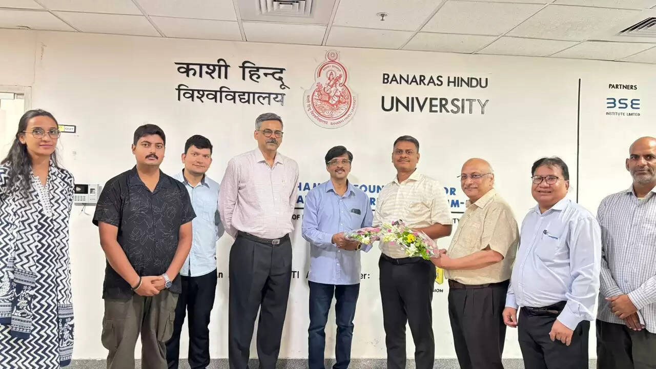 मंडलायुक्त ने बीएचयू के अटल इन्क्यूबेशन सेंटर का किया दौरा, स्टार्टअप्स को प्रशासन से जोड़ने का दिया सुझाव