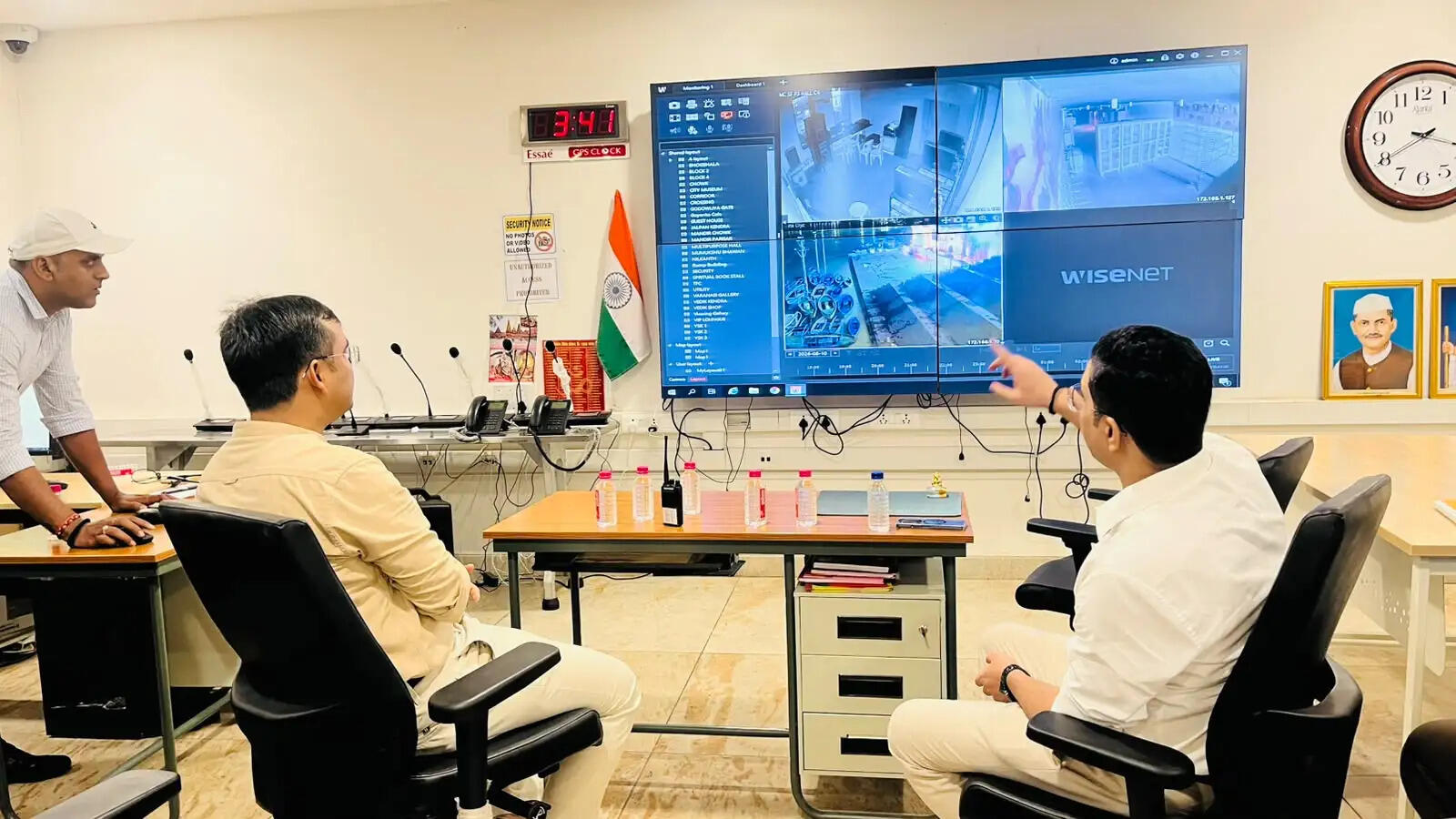 विश्वनाथ धाम में श्रद्धालुओं के बीच पहुंचे डीएम, दर्शन से सुरक्षा तक की व्यवस्थाएं परखीं  सावन के दूसरे सोमवार पर शिवभक्तों से लिया फीडबैक, कंट्रोल रूम में CCTV कैमरों से देखी भीड़ और सुरक्षा व्यवस्था  वाराणसी। सावन के दूसरे सोमवार पर श्री काशी विश्वनाथ धाम में उमड़े शिवभक्तों के बीच जिलाधिकारी सत्येन्द्र कुमार पहुंचे और दर्शन-पूजन से लेकर सुरक्षा तक की व्यवस्थाओं का जायजा लिया। डीएम ने श्रद्धालुओं और कांवड़ियों से सीधे बातचीत कर पूछा कि उन्हें दर्शन के दौरान किसी तरह की परेशानी तो नहीं हो रही है। इसके बाद कंट्रोल रूम पहुंचकर सीसीटीवी कैमरों के जरिए मंदिर परिसर और आसपास की सुरक्षा व्यवस्था भी परखी।  श्रद्धालुओं से पूछा- कैसी है दर्शन की व्यवस्था  निरीक्षण के दौरान डीएम ने बाबा विश्वनाथ के दर्शन-पूजन के लिए पहुंचे श्रद्धालुओं से बातचीत की। उन्होंने श्रद्धालुओं से पेयजल, साफ-सफाई, आवागमन और दर्शन व्यवस्था के संबंध में फीडबैक लिया। इस दौरान मंदिर परिसर में भीड़ प्रबंधन और श्रद्धालुओं के सुगम आवागमन की स्थिति भी देखी।  डीएम ने अधिकारियों को निर्देश दिया कि सावन में बढ़ती भीड़ को देखते हुए मंदिर परिसर और आसपास के क्षेत्रों में व्यवस्थाएं लगातार प्रभावी रखी जाएं। श्रद्धालुओं को दर्शन के दौरान अनावश्यक परेशानी न हो और उन्हें व्यवस्थित तरीके से बाबा विश्वनाथ के दर्शन कराए जाएं।  कंट्रोल रूम से CCTV पर देखी सुरक्षा व्यवस्था  जिलाधिकारी ने मंदिर के कंट्रोल रूम में पहुंचकर सीसीटीवी कैमरों से अलग-अलग स्थानों की निगरानी व्यवस्था देखी। उन्होंने कैमरों के जरिए श्रद्धालुओं की सुरक्षा और भीड़ की स्थिति का जायजा लिया। अधिकारियों को सुरक्षा व्यवस्था में किसी तरह की ढिलाई नहीं बरतने के निर्देश दिए।  स्वच्छता और पेयजल व्यवस्था बेहतर रखने के निर्देश  डीएम ने मंदिर परिसर के साथ आसपास के क्षेत्रों में साफ-सफाई की व्यवस्था निरंतर बेहतर बनाए रखने को कहा। उन्होंने पेयजल और श्रद्धालुओं के आवागमन से जुड़ी सुविधाओं पर भी विशेष ध्यान देने के निर्देश दिए।  उन्होंने कहा कि बाबा विश्वनाथ के दर्शन के लिए देश-विदेश से श्रद्धालु काशी पहुंचते हैं। उन्हें बेहतर सुविधा और सुरक्षित माहौल उपलब्ध कराना प्रशासन की प्राथमिकता है। इसके लिए मंदिर प्रशासन समेत सभी संबंधित विभाग आपसी समन्वय के साथ काम करें।  जिलाधिकारी सत्येन्द्र कुमार ने सावन के दूसरे सोमवार पर श्रद्धालुओं और प्रदेशवासियों को शुभकामनाएं देते हुए बाबा विश्वनाथ से सभी के जीवन में सुख, शांति, समृद्धि और उत्तम स्वास्थ्य की कामना की। निरीक्षण के दौरान संबंधित विभागों और मंदिर प्रशासन के अधिकारी मौजूद रहे।
