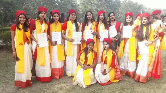 Universities in Bihar junk 'colonial' black gowns, caps in favour of  'swadeshi dress'