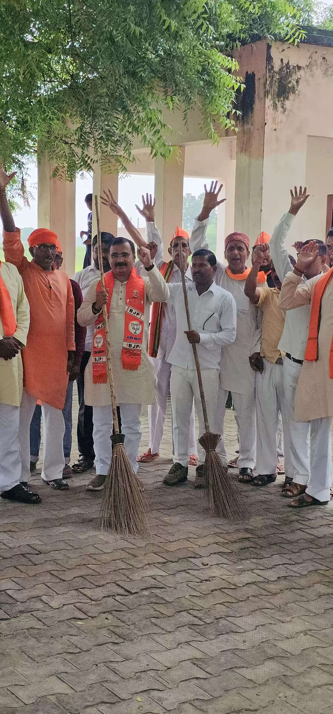  प्रधानमंत्री नरेंद्र मोदी के 2 अगस्त को वाराणसी दौरे को लेकर भारतीय जनता पार्टी (भाजपा) ने अपनी तैयारियां तेज कर दी हैं। पार्टी के कार्यकर्ता जिले और महानगर के विभिन्न मंडलों में बैठकें आयोजित कर कार्यक्रम की सफलता सुनिश्चित करने में जुटे हैं। इस दौरान पीएम मोदी सेवापुरी विधानसभा के बनौली (कलिकाधाम) में एक विशाल जनसभा को संबोधित करेंगे और विकास परियोजनाओं की सौगात देंगे।