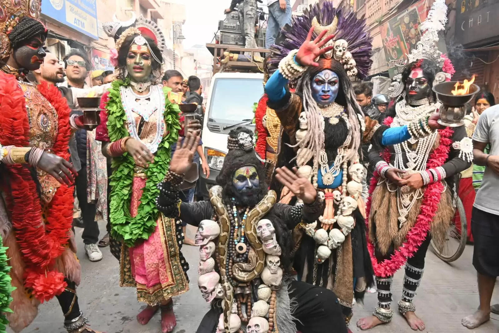 श्री काशी विश्वनाथ धाम की चौथी वर्षगांठ के अवसर पर शिव बारात समिति की ओर से शनिवार को भव्य शोभायात्रा का आयोजन किया गया। शोभायात्रा मैदागिन से प्रारंभ होकर दशाश्वमेध घाट तक निकाली गई, जिसमें शिवभक्तों की भारी भीड़ उमड़ी। डमरू-नगाड़ों की गूंज, हर-हर महादेव के जयघोष और आकर्षक झांकियों ने पूरे मार्ग को भक्तिमय वातावरण से सराबोर कर दिया।