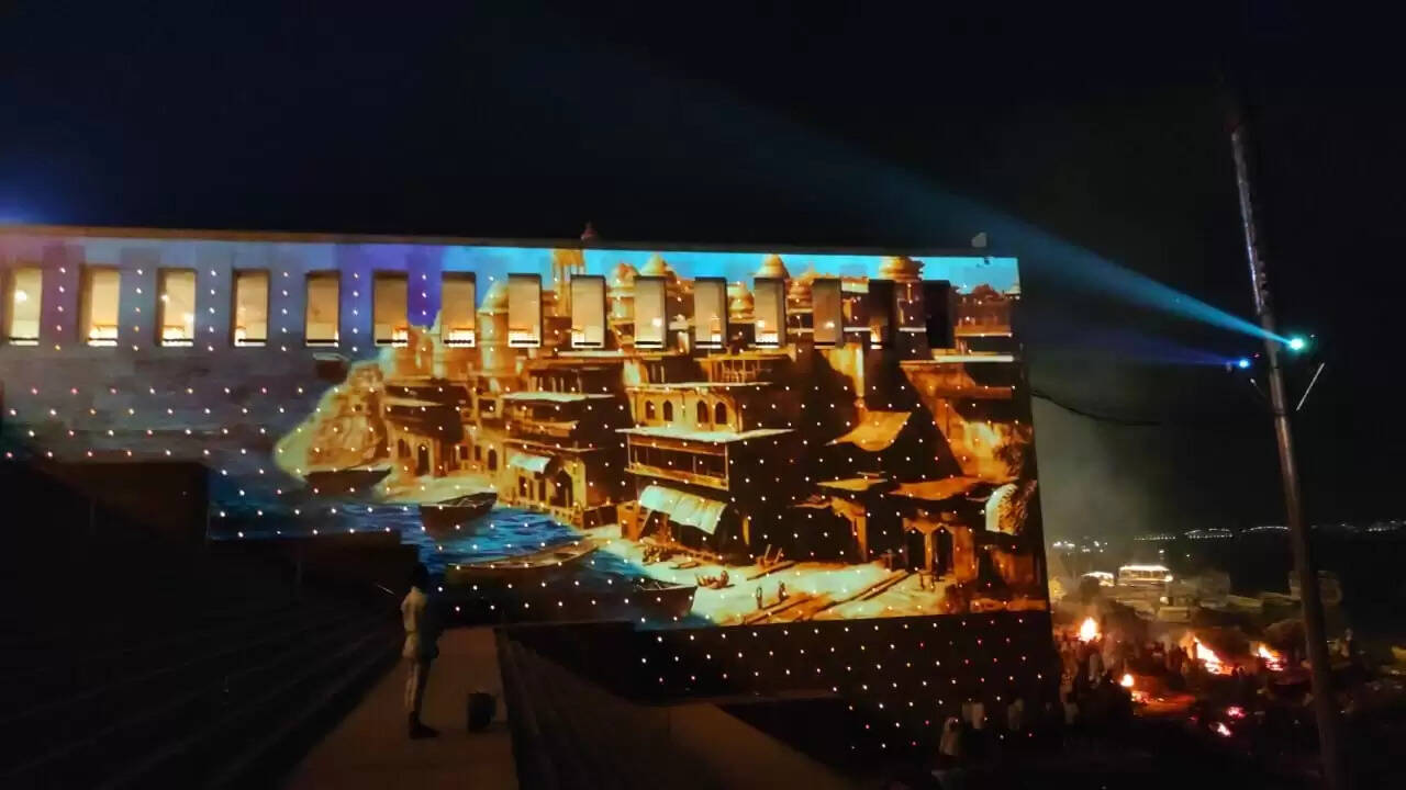 काशी की विश्वप्रसिद्ध देव दीपावली को इस वर्ष और अधिक भव्य बनाने की तैयारी जोरों पर है। गंगा तट पर दीपों की जगमगाहट के साथ इस बार दर्शक आधुनिक तकनीक से सजे लेजर शो, 3D प्रोजेक्शन और ग्रीन आतिशबाजी का अद्भुत संगम देख सकेंगे। इसी क्रम में मंगलवार को चेतसिंह घाट पर लेजर शो की टेस्टिंग प्रारंभ कर दी गई।