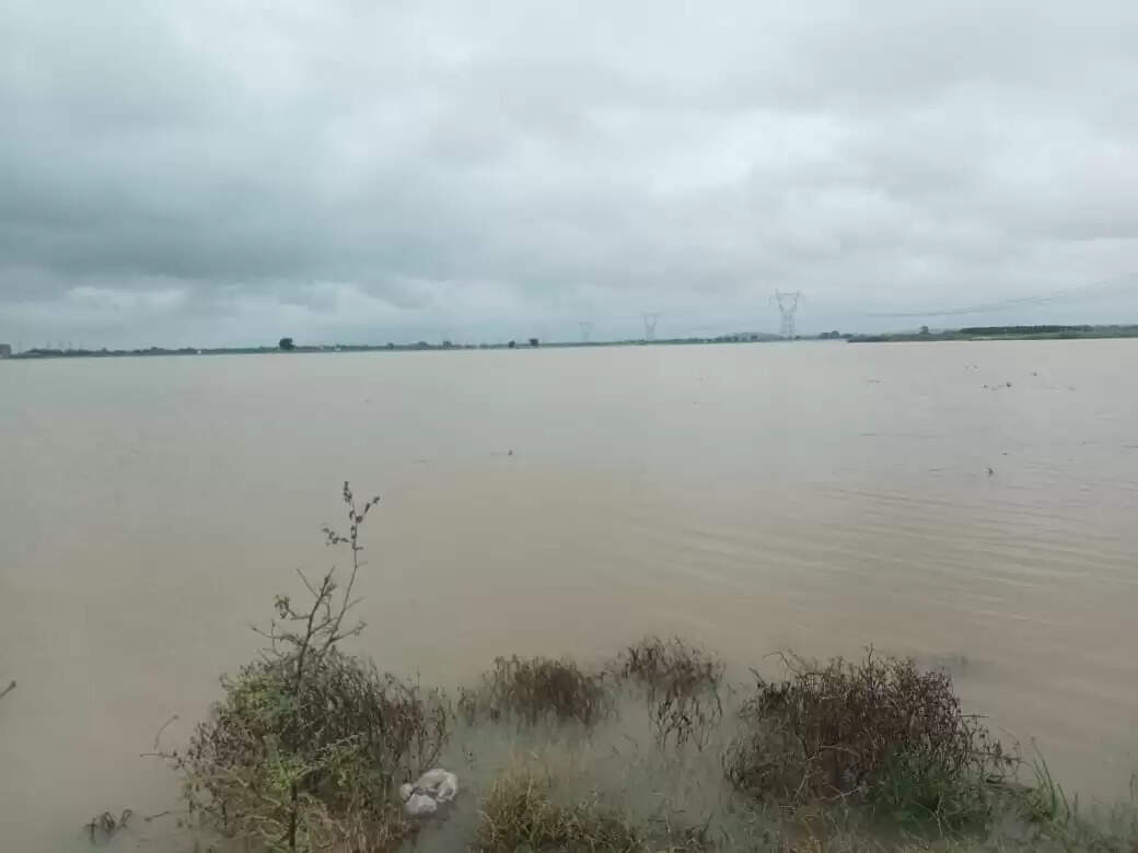 वाराणसी। पतितपावनी मां गंगा काशी में इस समय अपने रौद्र रूप में हैं। बनारस में गंगा का जलस्तर खतरे के निशान से ऊपर पहुंच चुका है। इसके चलते वरूणा भी उफान पर है। शहर के कई इलाके और गांव बाढ़ की चपेट में आ चुके हैं। सड़कें और गलियों में गाड़ी-मोटर की जगह नावें दौड़ रही हैं। वहीं हजारों लोग घर छोड़कर पलायन को विवश हो गए हैं। तस्वीरों में देखिये बनारस में बाढ़ के हालात.....।