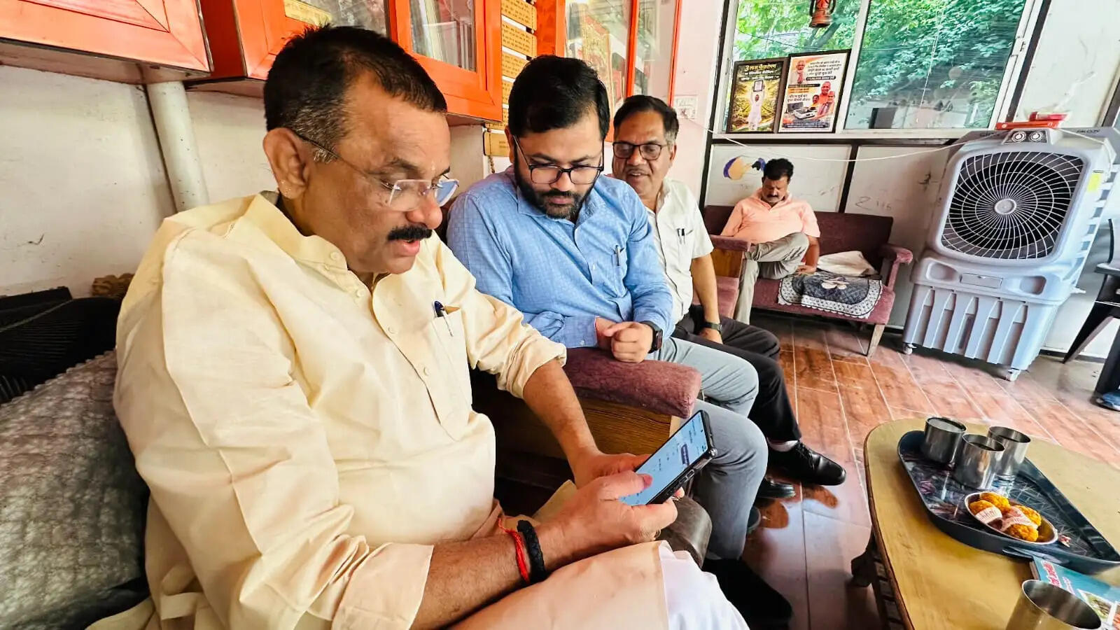 काशी में देश की पहली डिजिटल जनगणना-2026 का बुधवार को औपचारिक शुभारंभ हो गया। अभियान के पहले दिन नगर के प्रथम नागरिक और महापौर Ashok Kumar Tiwari ने सिगरा स्थित अपने आवास पर ऑनलाइन पोर्टल के माध्यम से अपना और अपने परिवार का विवरण दर्ज कर ‘स्व-गणना’ प्रक्रिया की शुरुआत की। इस दौरान नगर निगम के वरिष्ठ अधिकारी भी मौजूद रहे।