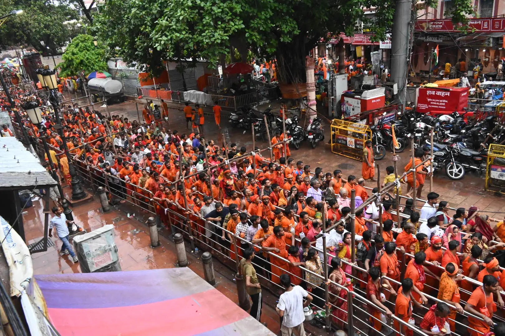 यामानाशी के गवर्नर ने जापानी प्रतिनिधिमंडल के साथ किए बाबा विश्वनाथ के दर्शन
