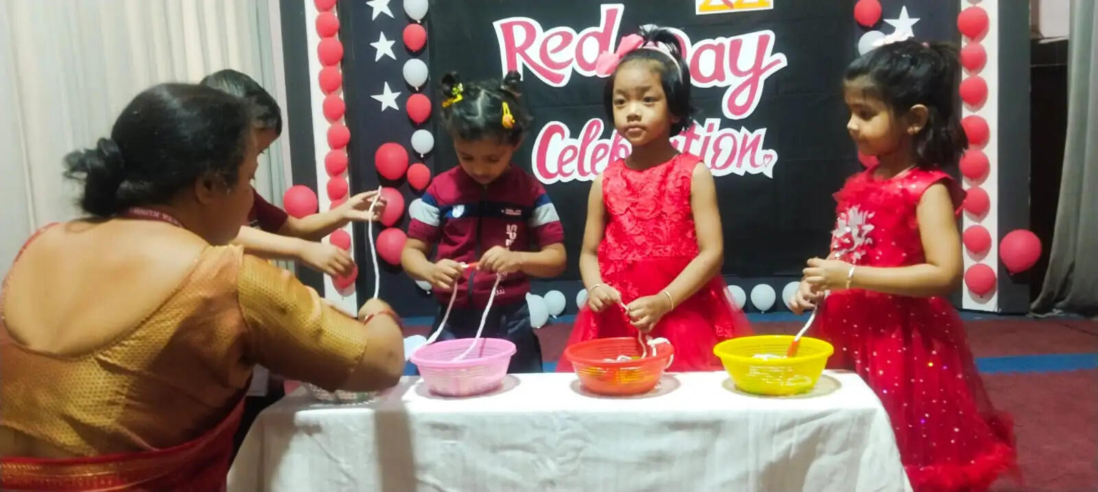 नवनीता कुंअर पब्लिक स्कूल में रेड डे का आयोजन, बच्चों को बताया लाग रंग का महत्व