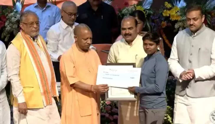 Varanasi Martial art gold medalist priti patel honor by CM Yogi adityanath