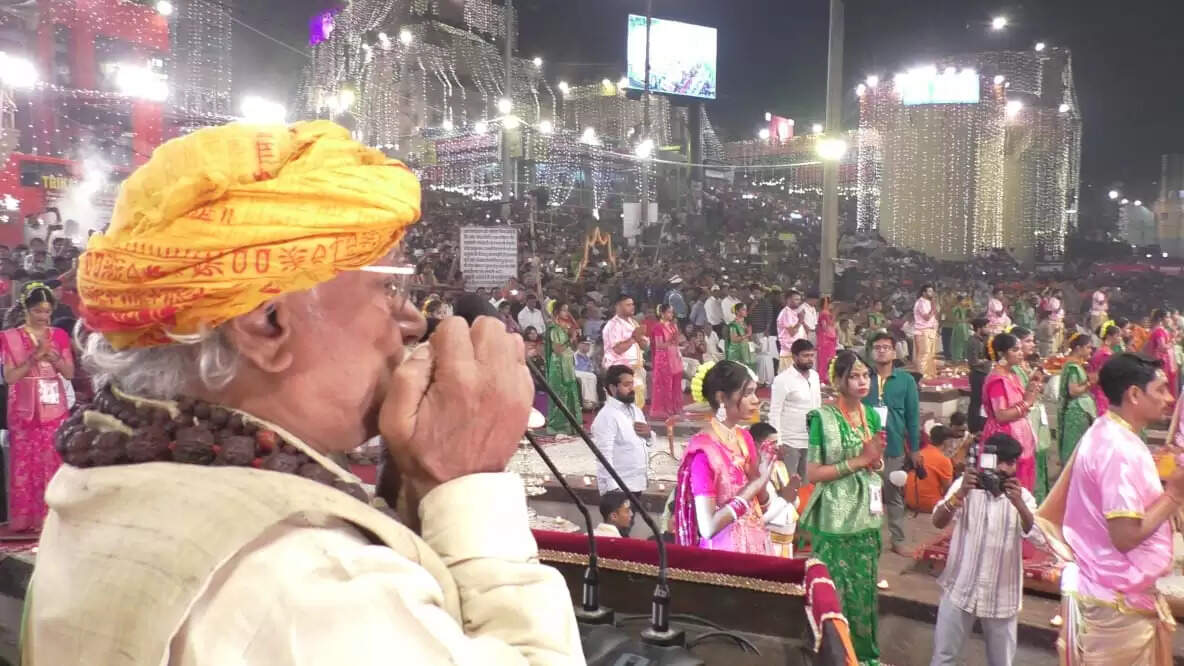 ऑपरेशन सिंदूर को समर्पित रही मां गंगा की महाआरती, 51 हजार दीपों की आभा से जगमगाया दशाश्वमेध घाट, आध्यात्म और राष्ट्रभक्ति का दिखा संगम