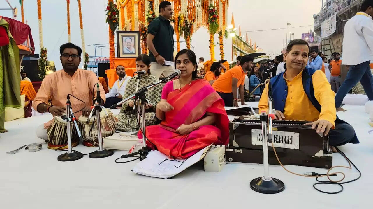 ऑपरेशन सिंदूर को समर्पित रही मां गंगा की महाआरती, 51 हजार दीपों की आभा से जगमगाया दशाश्वमेध घाट, आध्यात्म और राष्ट्रभक्ति का दिखा संगम