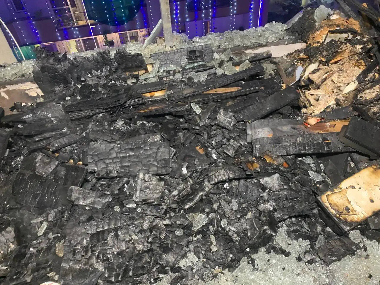 वाराणसी में पटाखों&nbsp;की चिंगारी से 12 मंजिला इमारत और दुकान में लगी भीषण आग, मची अफरातफरी, फायर ब्रिगेड ने पाया काबू&nbsp;