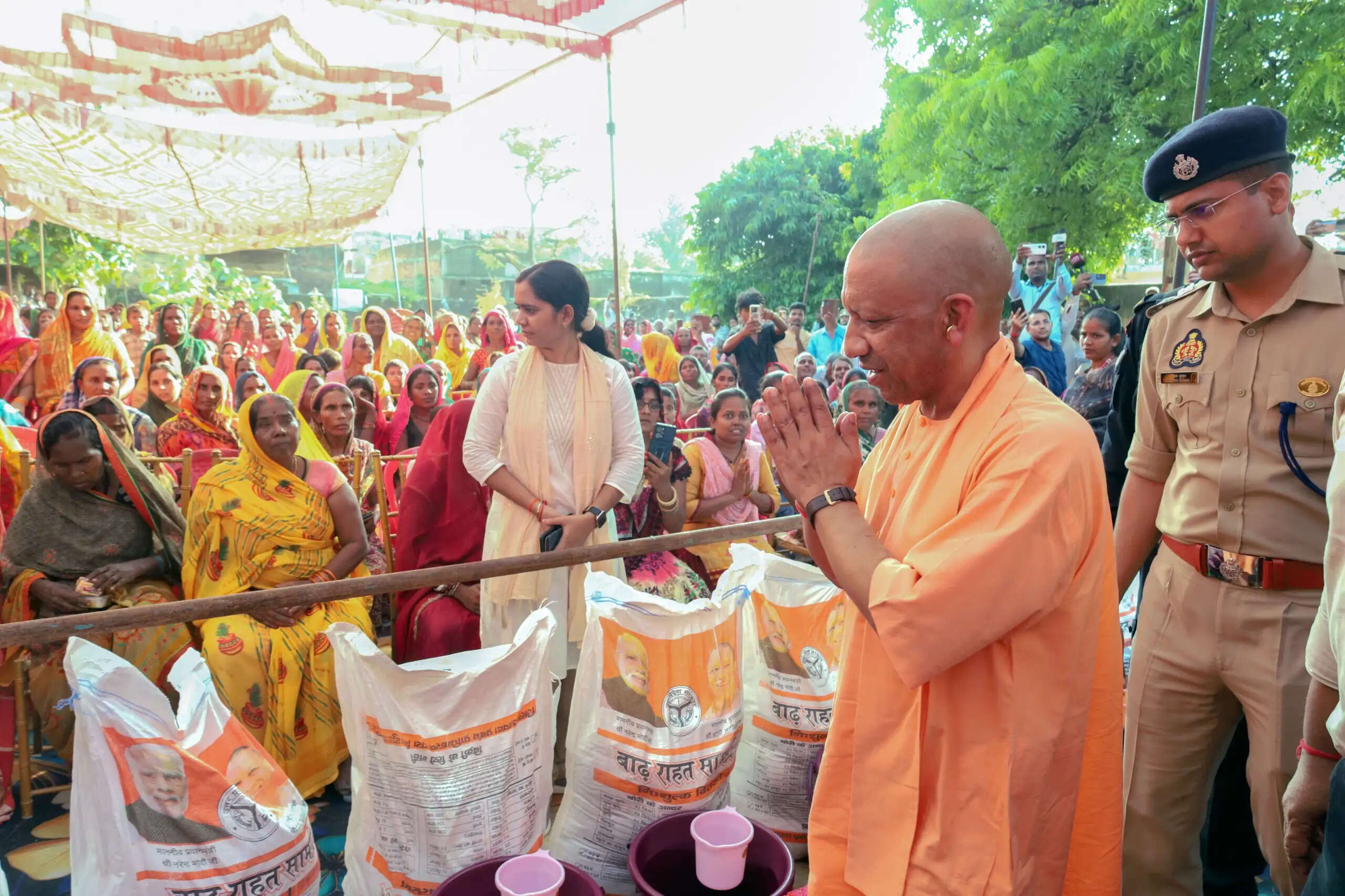 &nbsp; एपी तटबंध का हाल जानने को कुशीनगर में ग्राउंड जीरो पर पहुंचे सीएम योगी