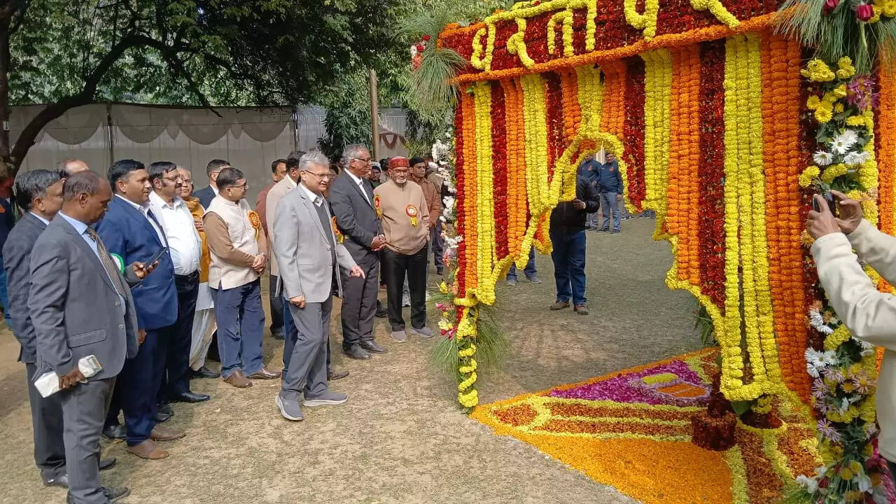  काशी हिंदू विश्वविद्यालय स्थित मालवीय भवन में गुरुवार को विश्वविद्यालय परिवार की ओर से महामना पंडित मदन मोहन मालवीय की जयंती के अवसर पर तीन दिवसीय भव्य पुष्प प्रदर्शनी का शुभारंभ हुआ। यह प्रदर्शनी न केवल बीएचयू की समृद्ध शैक्षणिक और सांस्कृतिक परंपरा को दर्शाती है, बल्कि विज्ञान, प्रकृति और आध्यात्मिकता के सुंदर समन्वय का भी जीवंत उदाहरण प्रस्तुत कर रही है।