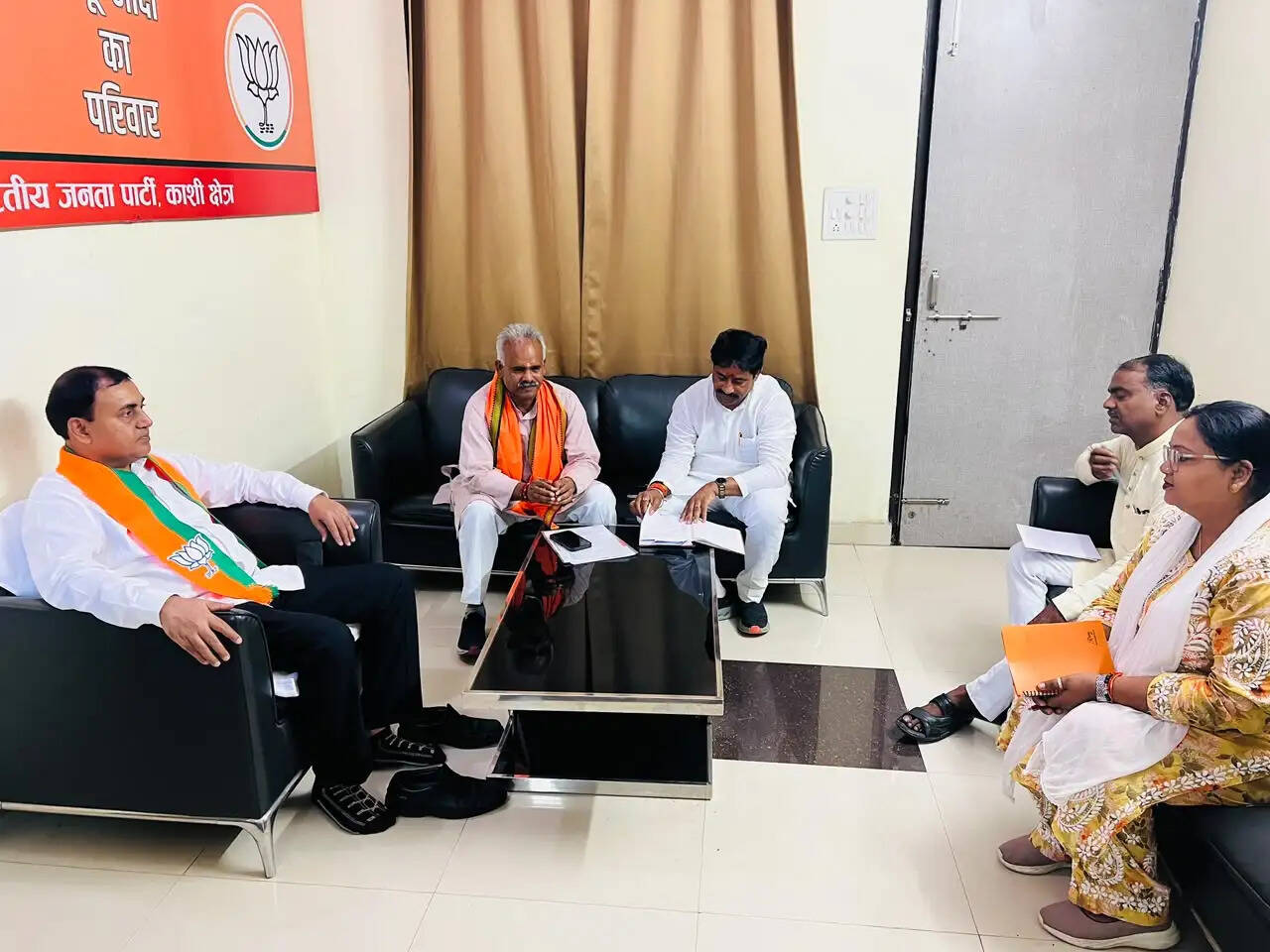 स्वतंत्रता दिवस के उपलक्ष्य में आयोजित होने वाले 'हर घर तिरंगा' और 'तिरंगा यात्रा' अभियान को सफल बनाने के लिए भारतीय जनता पार्टी काशी क्षेत्र ने तैयारियां तेज कर दी हैं। बुधवार को रोहनिया स्थित क्षेत्रीय कार्यालय में क्षेत्रीय अध्यक्ष अशोक चौरसिया की अध्यक्षता में बैठक आयोजित हुई, जिसमें अभियान की रूपरेखा, संगठनात्मक जिम्मेदारियों और जनभागीदारी को लेकर विस्तृत चर्चा की गई।
