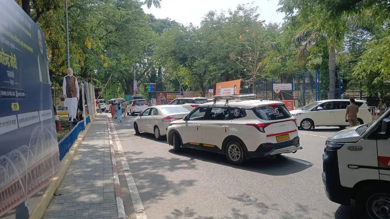 &nbsp;वाराणसी पहुंचे प्रधानमंत्री, जन आक्रोश रैली में आधी आबादी से होंगे रूबरू, काशीवासियों को 6300 करोड़ के परियोजनाओं की देंगे सौगात