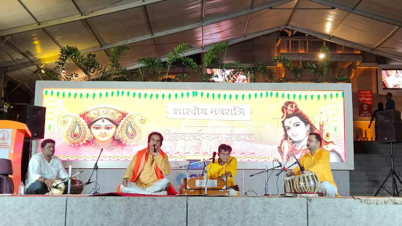 शारदीय नवरात्रि के तीसरे दिन काशी विश्वनाथ धाम में भव्य भजन संध्या का आयोजन