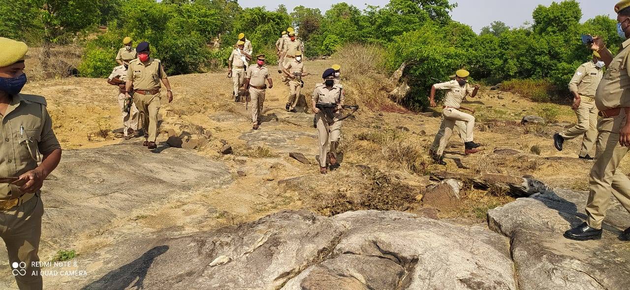 नक्सलियों की टोह में जंगल में उतरे जवान, पहाड़ियों व गुफाओं की खाक छानी