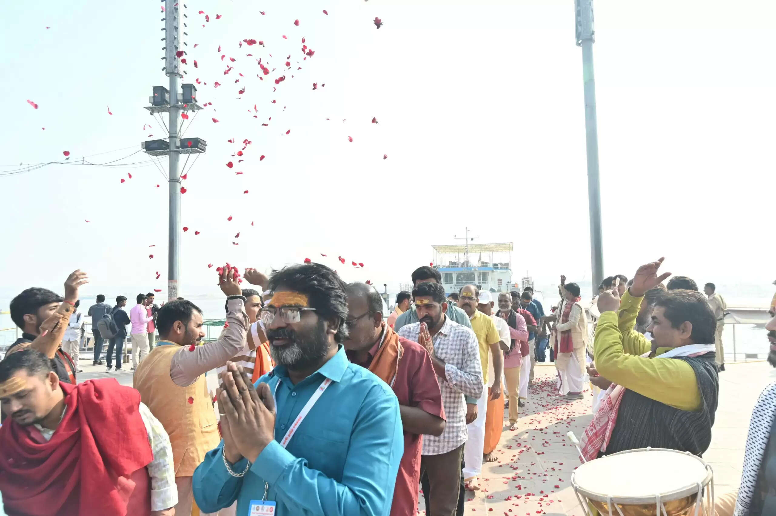 काशी तमिल संगमम् 4.0 के पाँचवें समूह का आज काशी विश्वनाथ मंदिर में विशेष स्वागत किया गया। मंदिर परिसर में शास्त्रियों ने डमरू, वेदध्वनि और पुष्पवर्षा के साथ अतिथियों का पारंपरिक सम्मान किया। आगमन के बाद सभी सदस्यों ने “हर हर महादेव” और “जय विश्वनाथ” के उद्घोष के बीच बाबा विश्वेश्वर के चरणों में श्रद्धा अर्पित की।