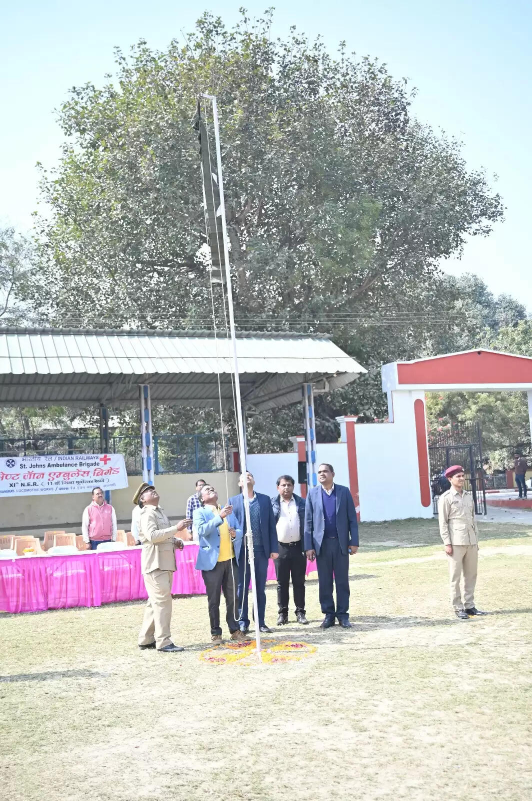 बनारस रेल इंजन कारखाना स्थित सेंट जॉन्स एंबुलेंस ब्रिगेड का वार्षिक निरीक्षण समारोह बुधवार, 05 फरवरी 2026 को बरेका के केंद्रीय खेलकूद मैदान में सफलतापूर्वक आयोजित किया गया।कार्यक्रम की शुरुआत मुख्य अतिथि डॉ. देवेश कुमार द्वारा ध्वजारोहण के साथ हुई। इसके बाद उन्होंने कोर कमांडर राजकुमार पटेल के मार्गदर्शन में ब्रिगेड की भव्य परेड का निरीक्षण किया।