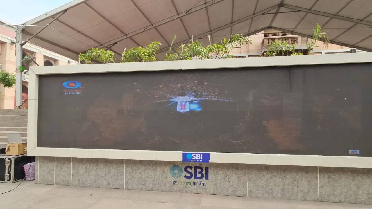 चैत्र नवरात्रि की नवमी तिथि, जिसे राम नवमी के रूप में मनाया जाता है, के पावन अवसर पर श्री काशी विश्वनाथ मंदिर में विशेष व्यवस्थाएं की गईं। मान्यता है कि इसी दिन प्रभु श्री राम का जन्म हुआ था, जिसके चलते पूरे धाम में उत्सव का माहौल देखने को मिला।