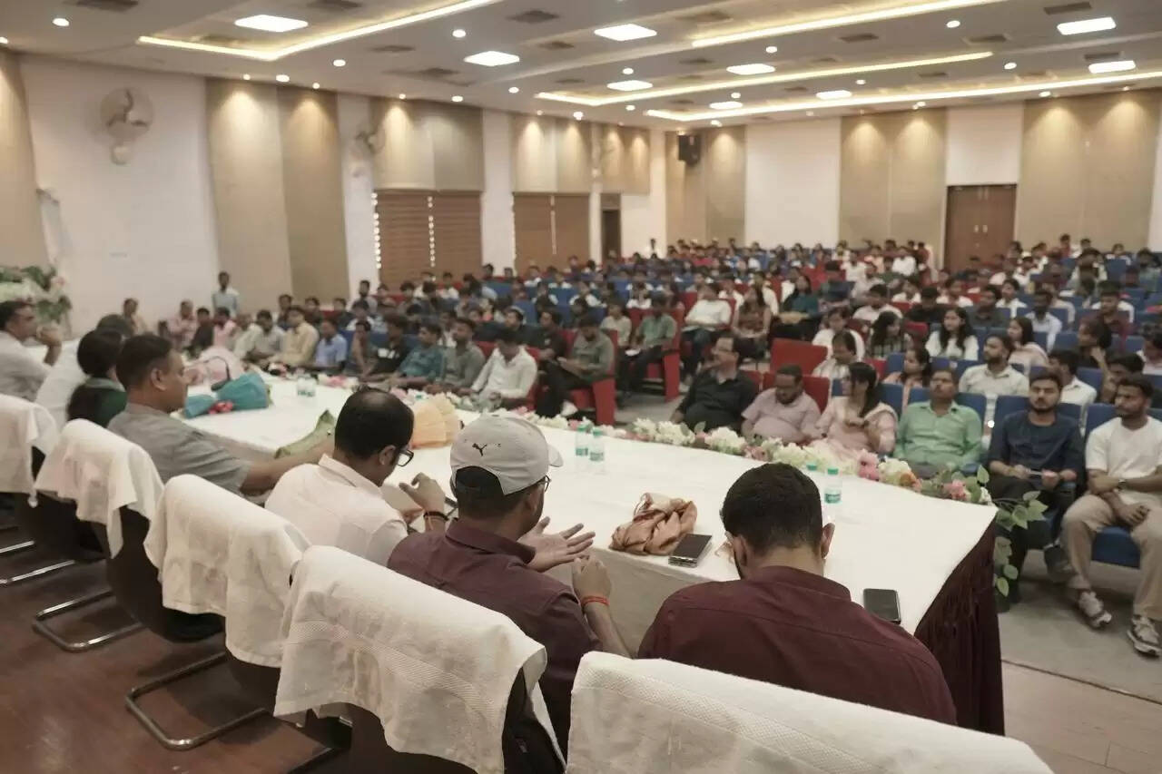 वाराणसी में शुरू हुई ‘मेरी काशी क्रिएटर्स पाठशाला’, क्रिएटर्स और टूर ऑपरेटर्स को बता रहे स्टोरी टेलिंग का तरीका, नए पर्यटन स्थलों की मिलेगी जानकारी