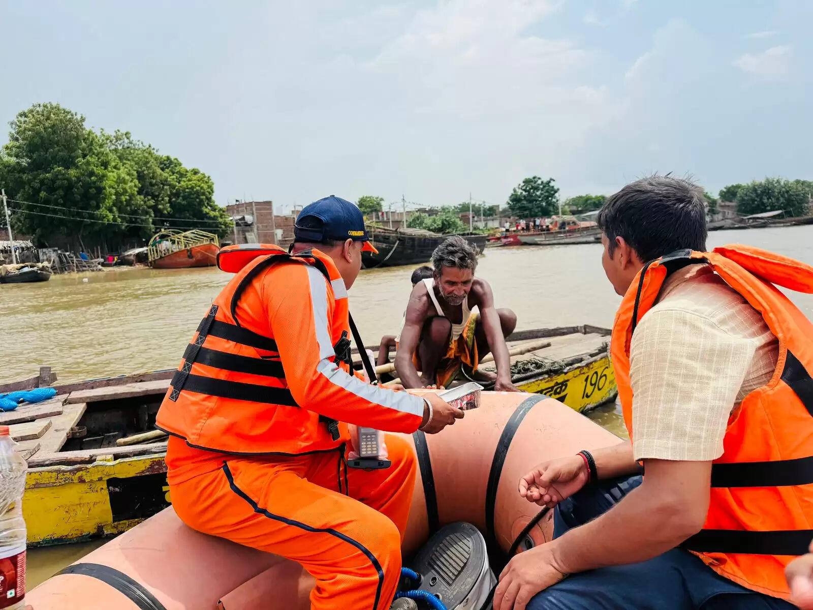 वाराणसी में बाढ़ राहत: एनडीआरएफ की टीमें सक्रिय, राहत सामग्री का वितरण जारी