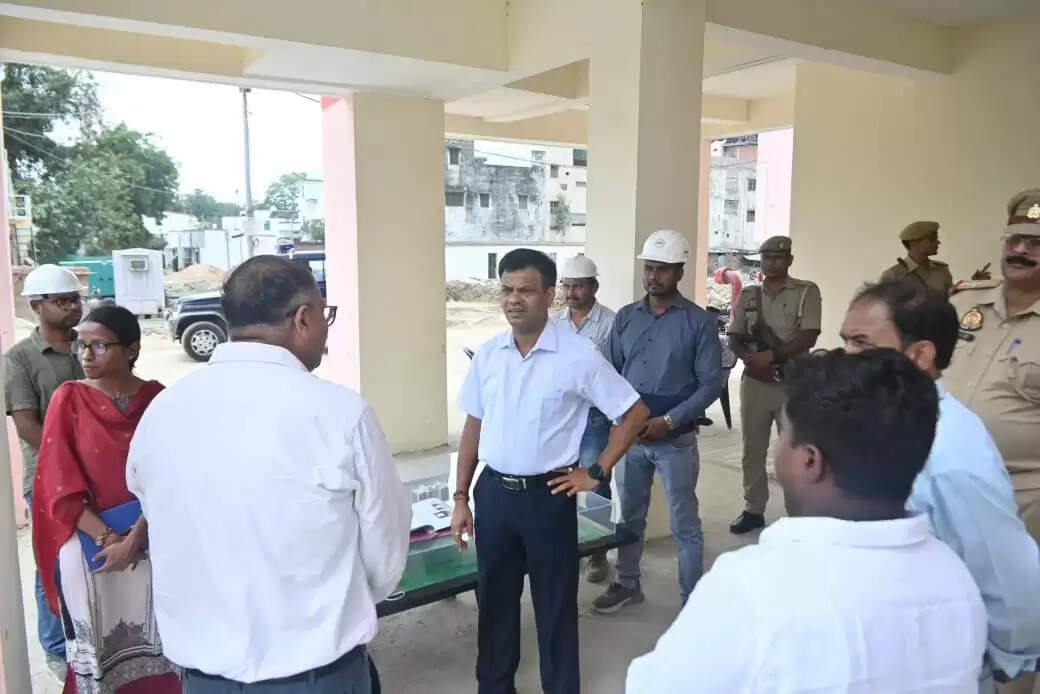 वाराणसी में पुलिस कर्मियों के लिए निर्माणाधीन 192 आवासों और थाना लालपुर पाण्डेयपुर का निरीक्षण