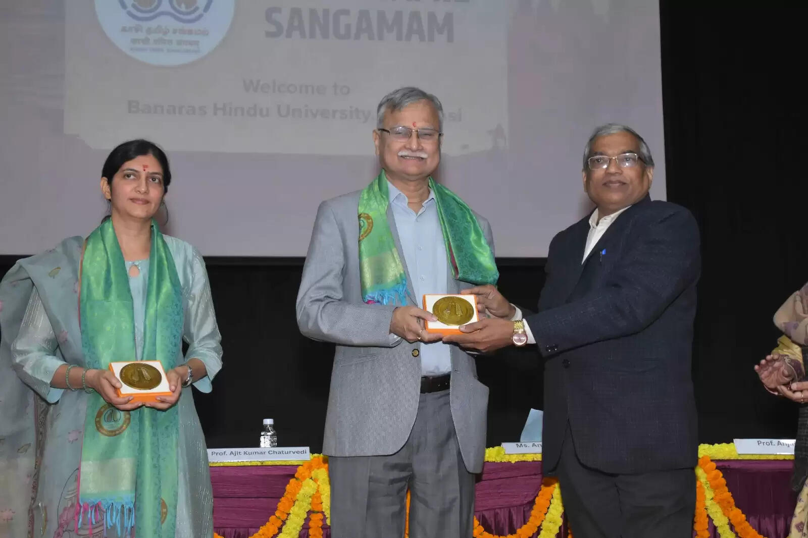 काशी तमिल संगमम् 4.0 के तहत बीएचयू में आज एक विशेष शैक्षणिक सत्र का आयोजन किया गया, जिसमें काशी और तमिलनाडु की आध्यात्मिक एवं दार्शनिक परंपराओं पर विस्तार से चर्चा हुई। कार्यक्रम बीएचयू के शिक्षा संकाय, कमच्छा में आयोजित हुआ। इसमें तमिलनाडु से आए शिक्षण और शिक्षा क्षेत्र के प्रतिनिधियों ने भाग लिया। सभी वक्ताओं ने कहा कि काशी एक ऐसी भूमि है जो सभी को अपनाती है और यहाँ आने वाला व्यक्ति आत्मिक शांति व आनंद का अनुभव करता है।