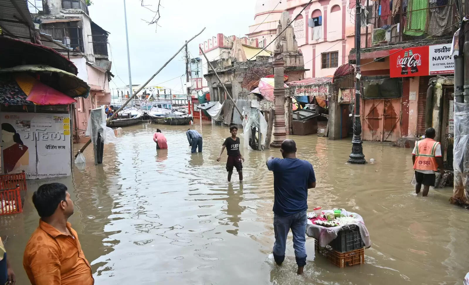 Varanasi flood : बनारस में बाढ़ की आफत, सड़कें और कॉलोनियां पानी-पानी, तस्वीरों में देखिये हालात