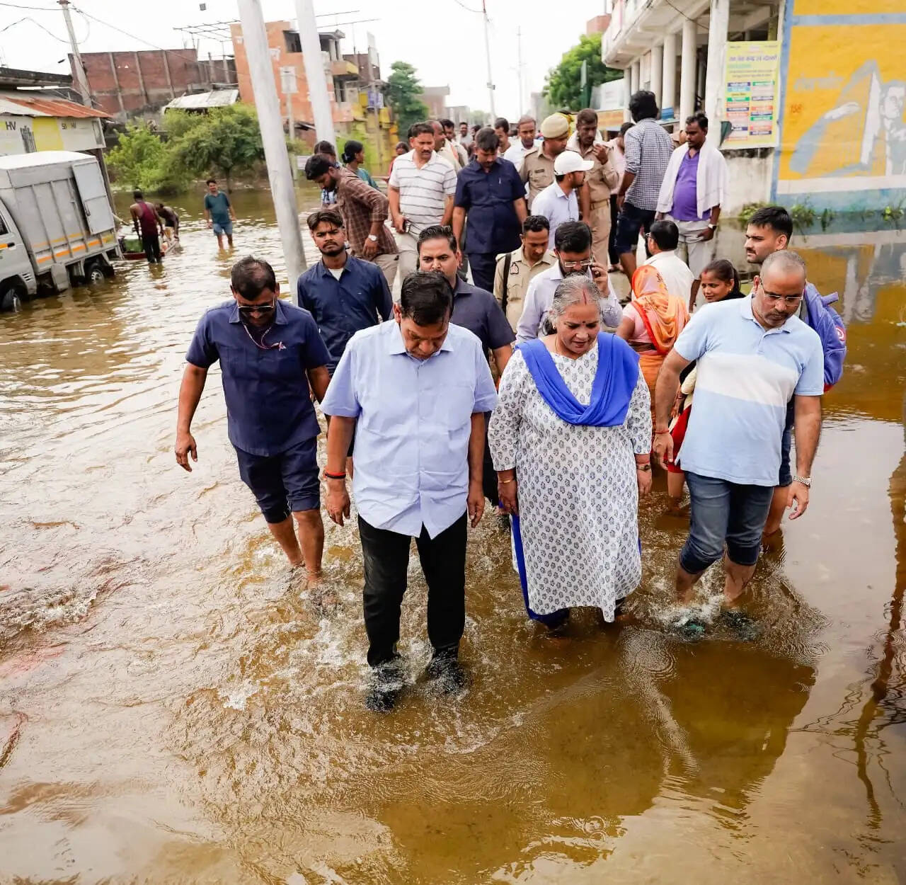 &nbsp;  बाढ़ प्रभावितों को राहत पहुंचाने के लिए युद्ध स्तर पर कार्य कर रही योगी सरकार, नगर विकास मंत्री ने फैजुल्लागंज-दाउदनगर में किया निरीक्षण