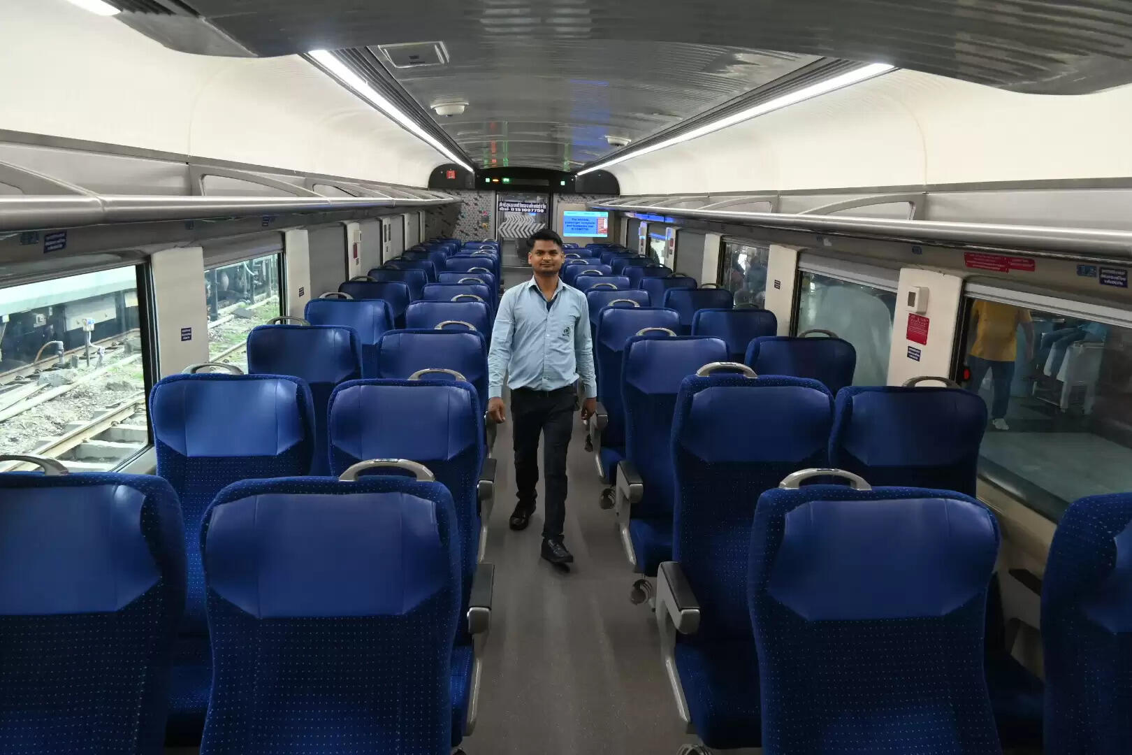 काशी में धूमधाम से मनाई जा रही गणेश चतुर्थी, बड़ा गणेश मंदिर में उमड़ा भक्तों का सैलाब