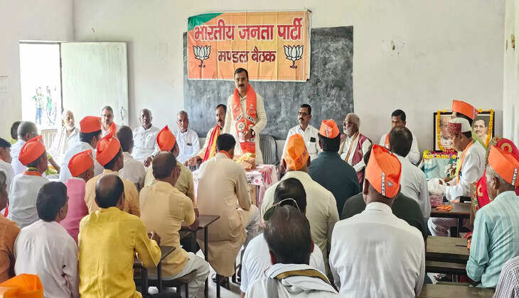  प्रधानमंत्री नरेंद्र मोदी के 2 अगस्त को वाराणसी दौरे को लेकर भारतीय जनता पार्टी (भाजपा) ने अपनी तैयारियां तेज कर दी हैं। पार्टी के कार्यकर्ता जिले और महानगर के विभिन्न मंडलों में बैठकें आयोजित कर कार्यक्रम की सफलता सुनिश्चित करने में जुटे हैं। इस दौरान पीएम मोदी सेवापुरी विधानसभा के बनौली (कलिकाधाम) में एक विशाल जनसभा को संबोधित करेंगे और विकास परियोजनाओं की सौगात देंगे।