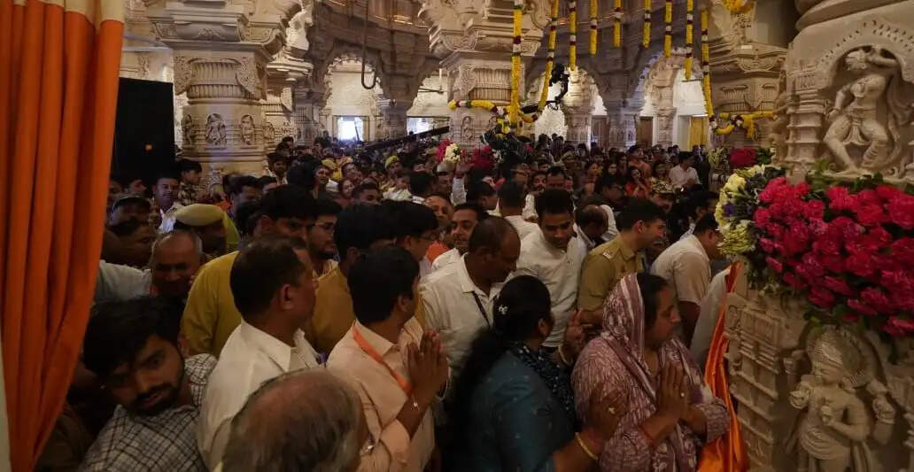 रामनवमी पर अयोध्या में रामलला का दिव्य सूर्य तिलक